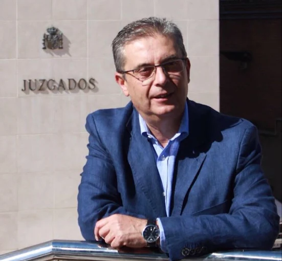 Antonio Parejo, abogado en Granada, posando frente a los juzgados